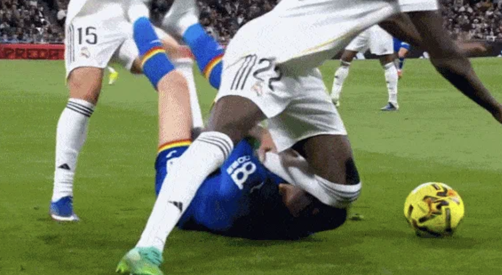 开云注册入口-争议！皇马中卫暴力犯规：疑故意用膝盖狠顶对方面部 裁判无视